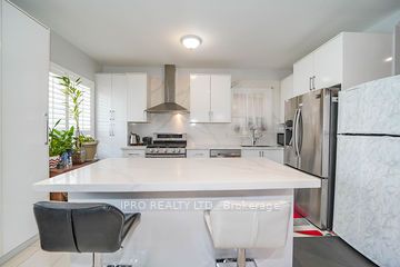 2105 Lawrence Ave W Ave
