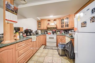 2105 Lawrence Ave W Ave