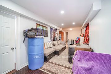 2105 Lawrence Ave W Ave