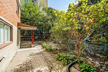 2105 Lawrence Ave W Ave