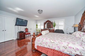 2105 Lawrence Ave W Ave