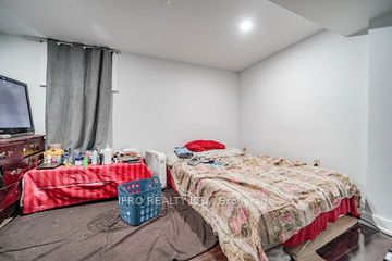 2105 Lawrence Ave W Ave