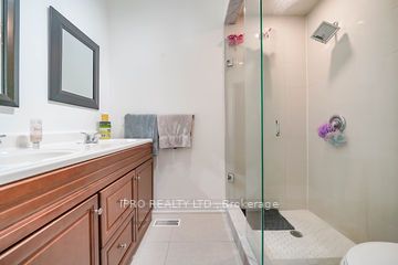 2105 Lawrence Ave W Ave