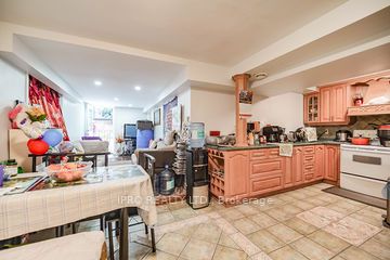 2105 Lawrence Ave W Ave