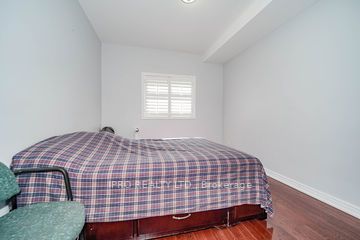 2105 Lawrence Ave W Ave