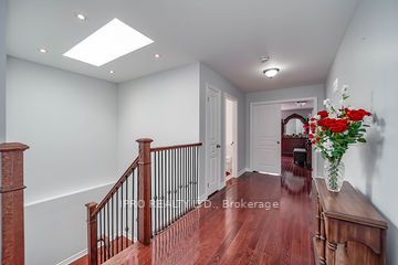 2105 Lawrence Ave W Ave