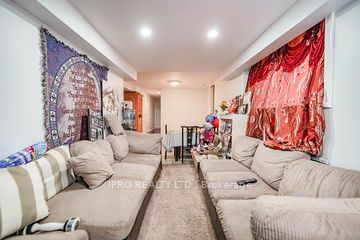 2105 Lawrence Ave W Ave