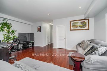 2105 Lawrence Ave W Ave