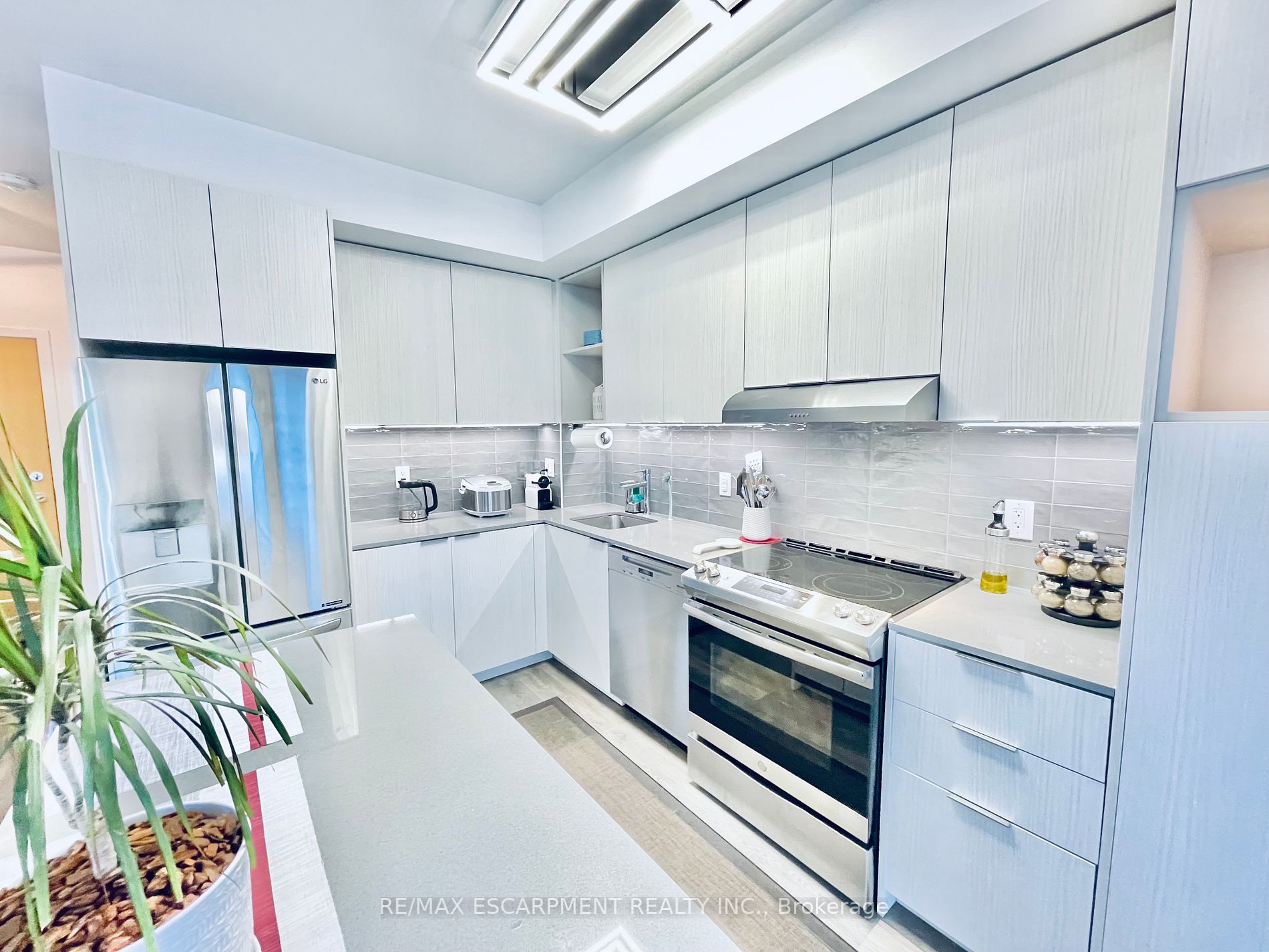 2530 Eglinton Ave W, #109