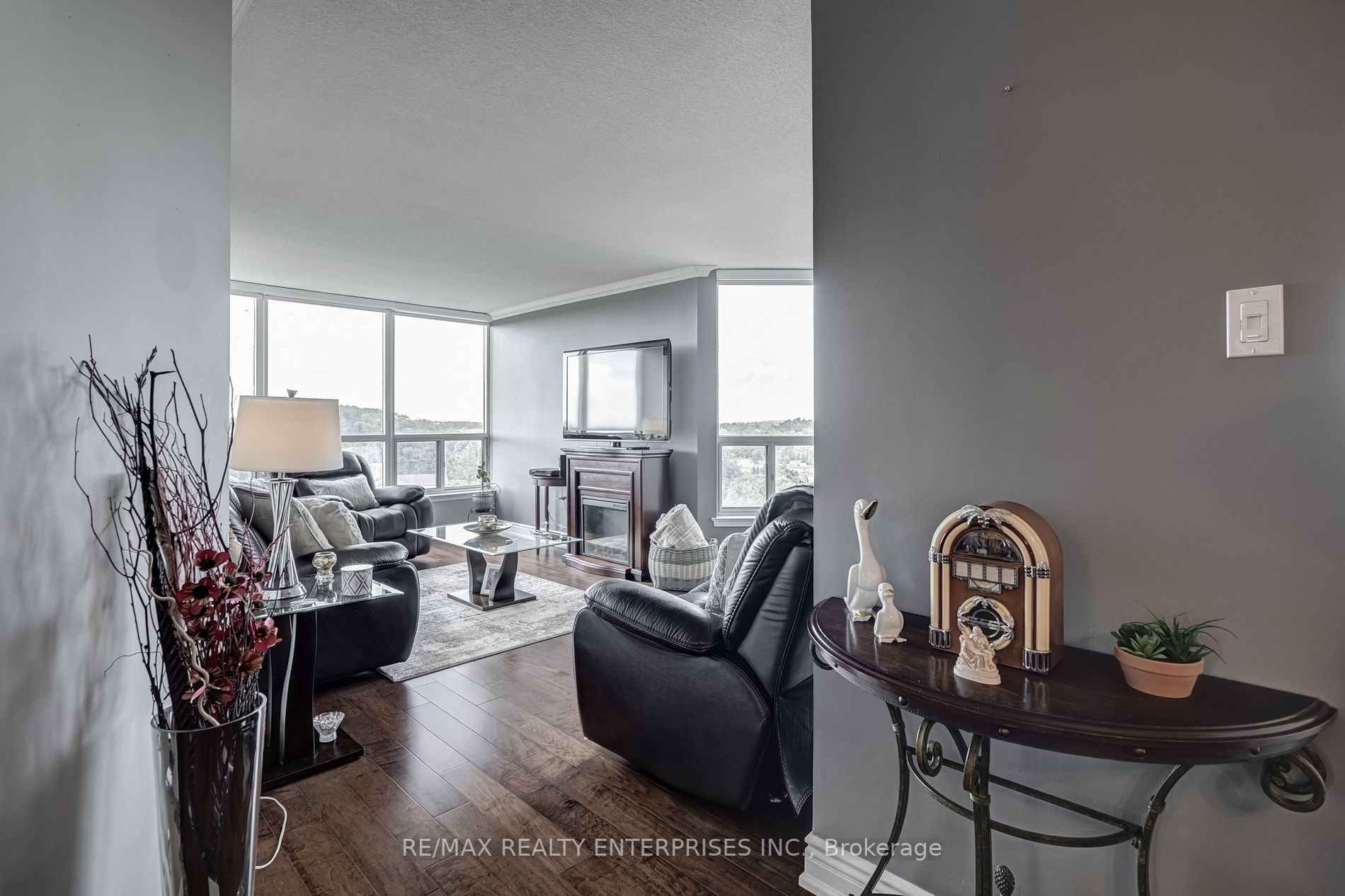 10 Laurelcrest St, #802