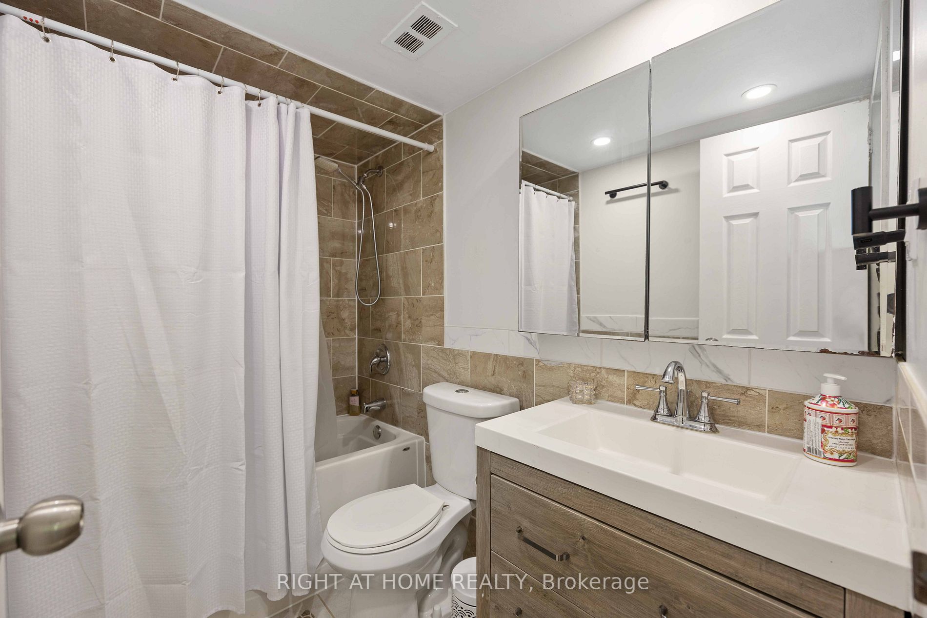 15 London Green Crt, #509