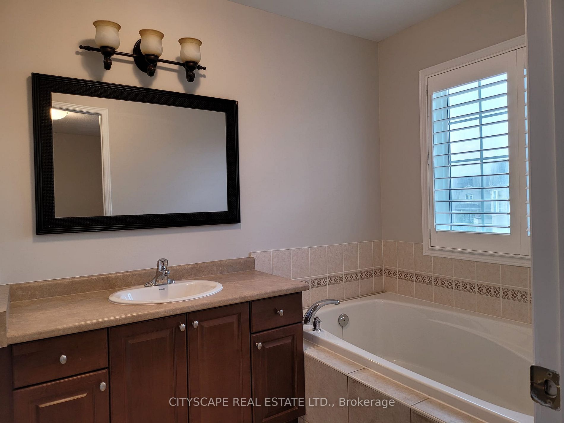 1009 Easterbrook Crescent