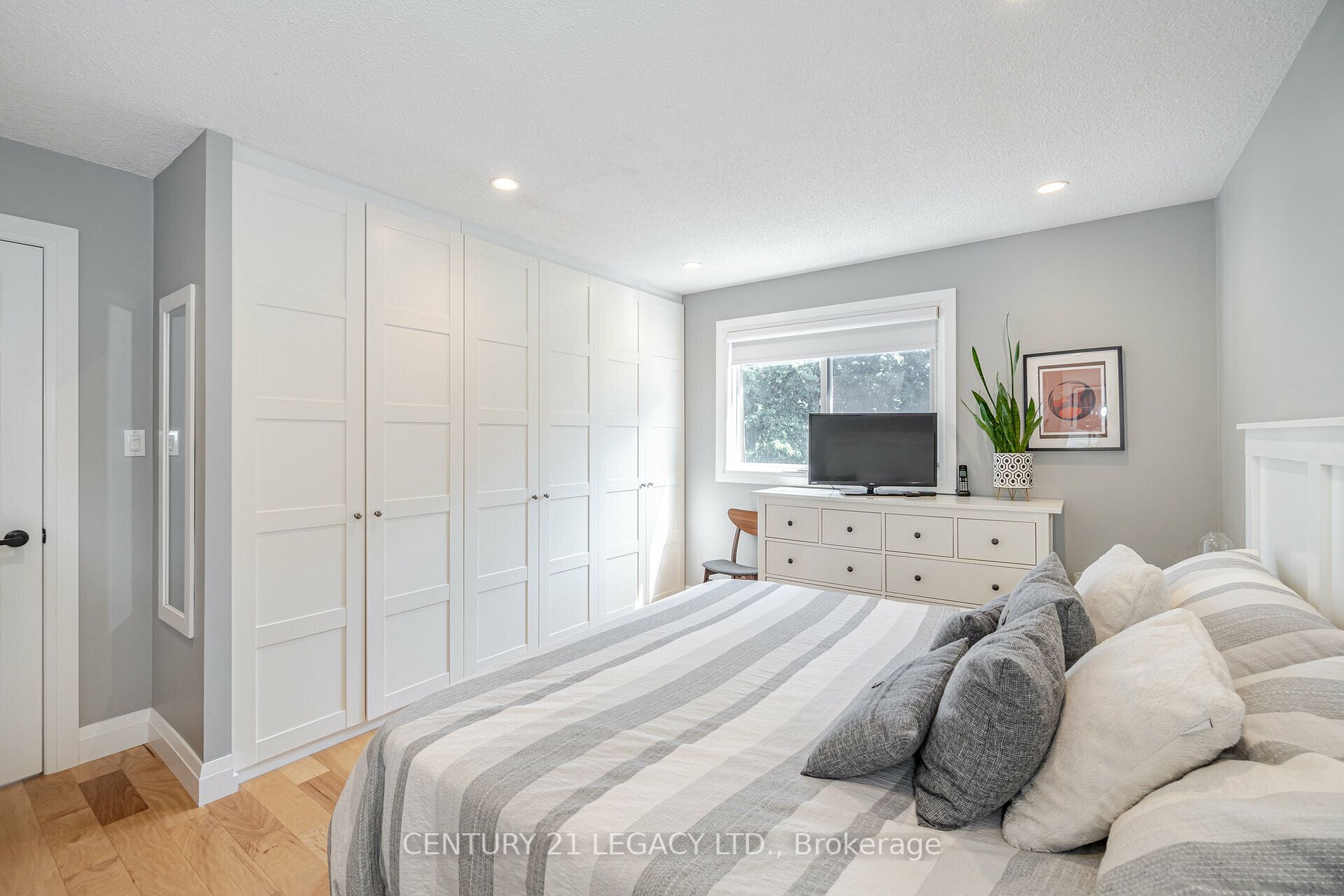 327 Hersey Cres