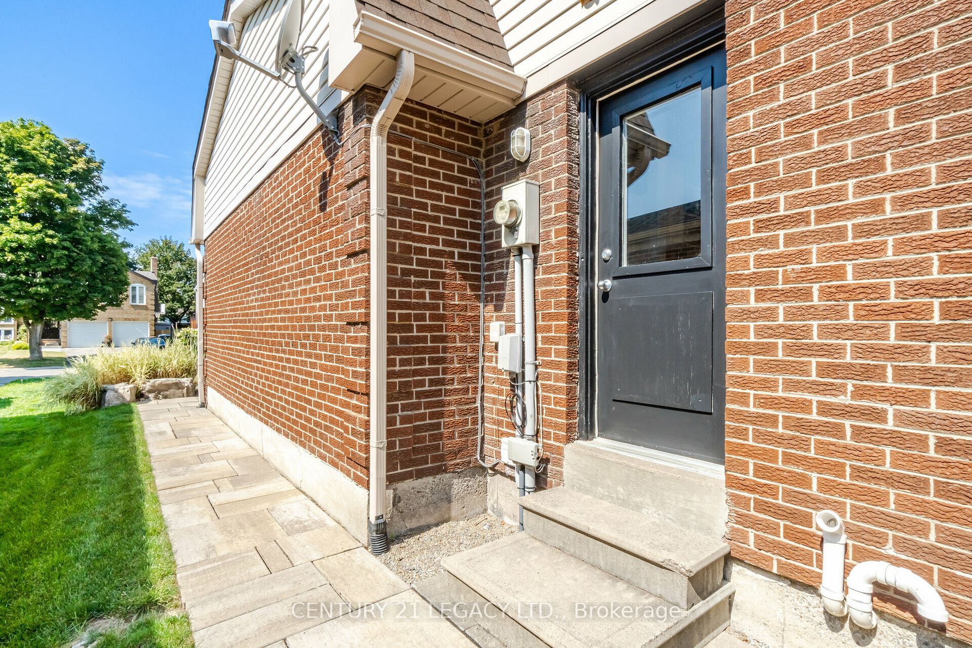 327 Hersey Cres