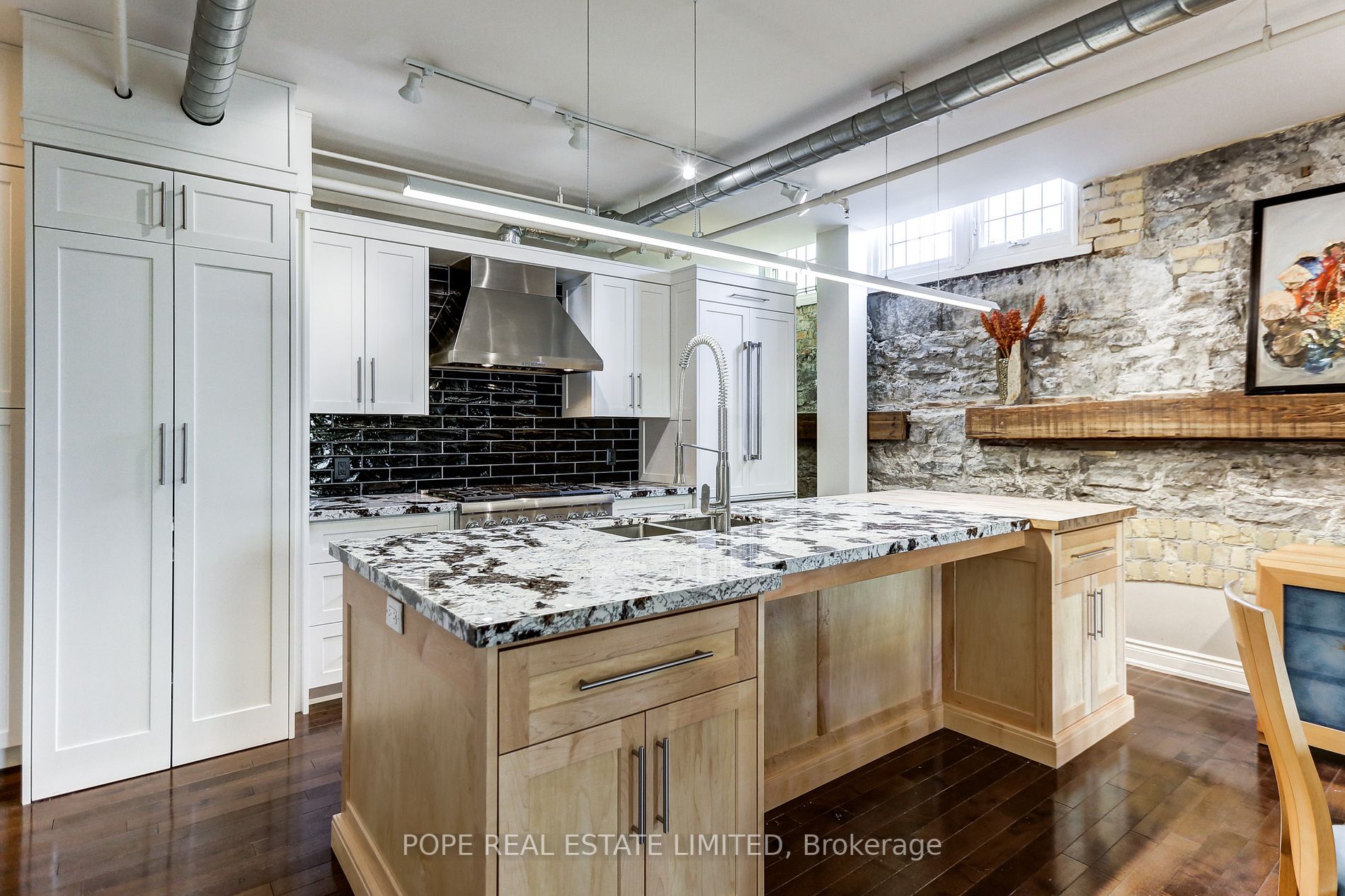 384 Sunnyside Ave, #202