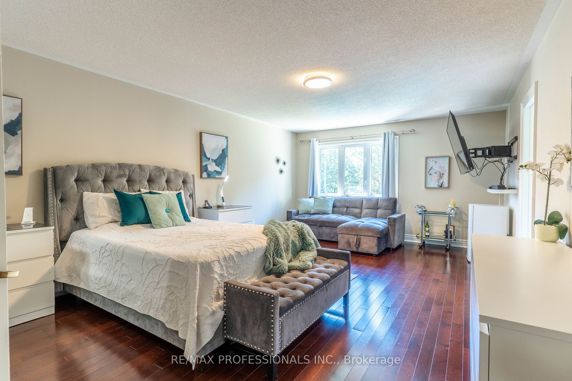 1065 Knotty Pine Grve