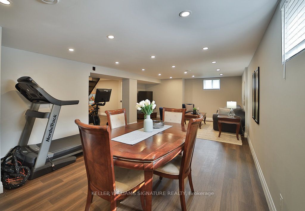 156 Main Street S