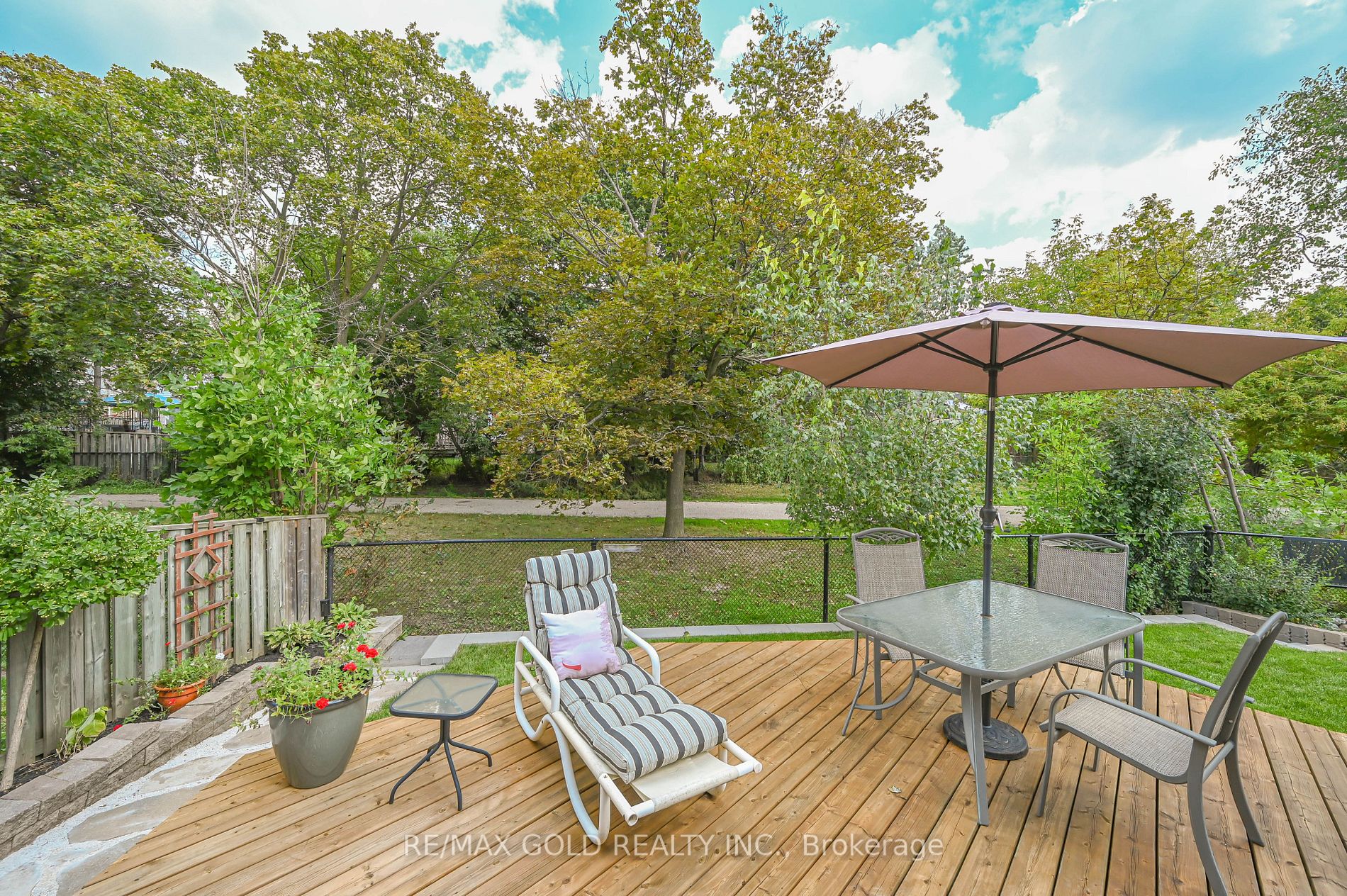 16 Ladin Dr