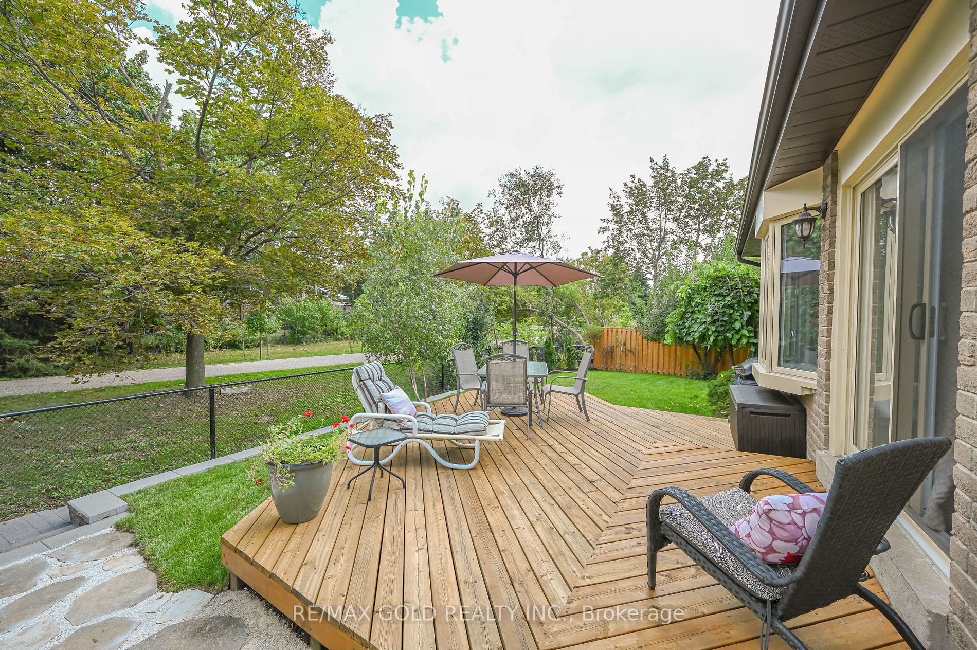 16 Ladin Dr