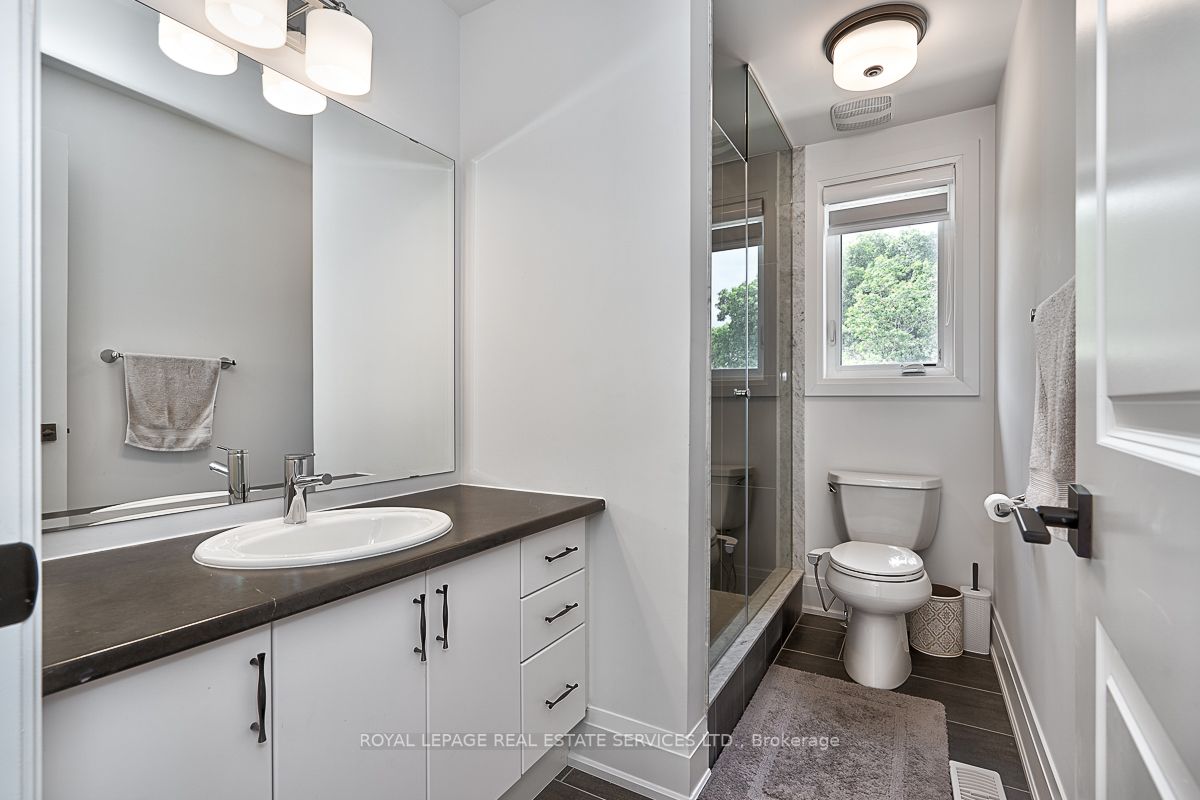 4040 Channing Cres