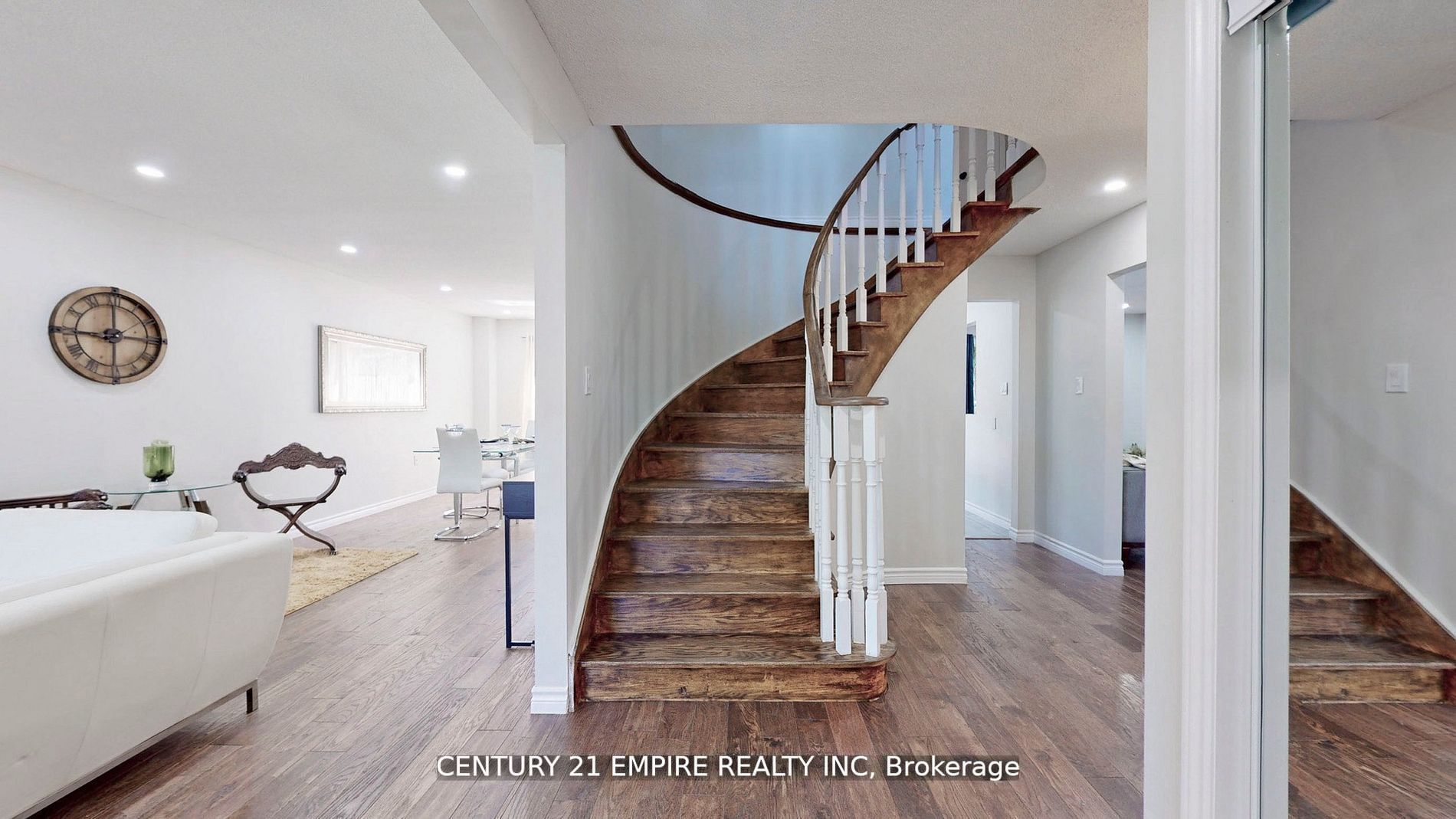 20 Sunforest Dr