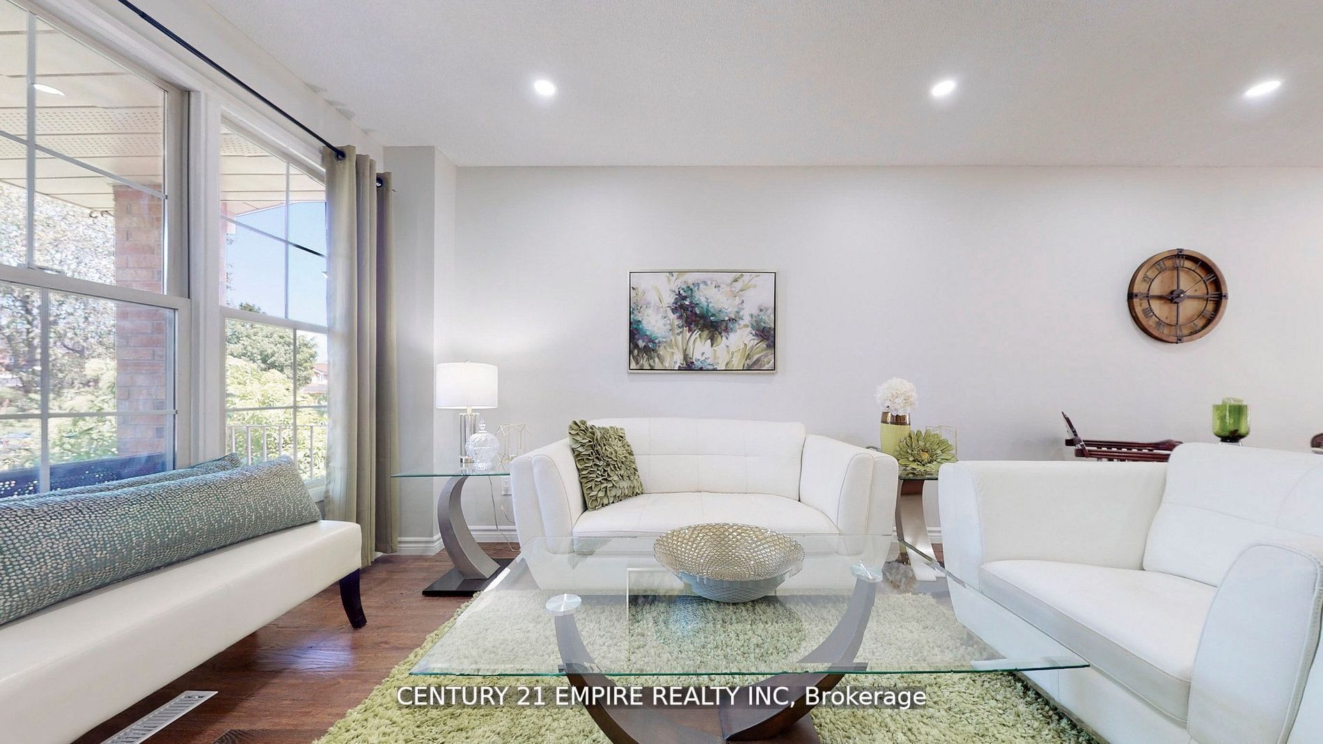 20 Sunforest Dr