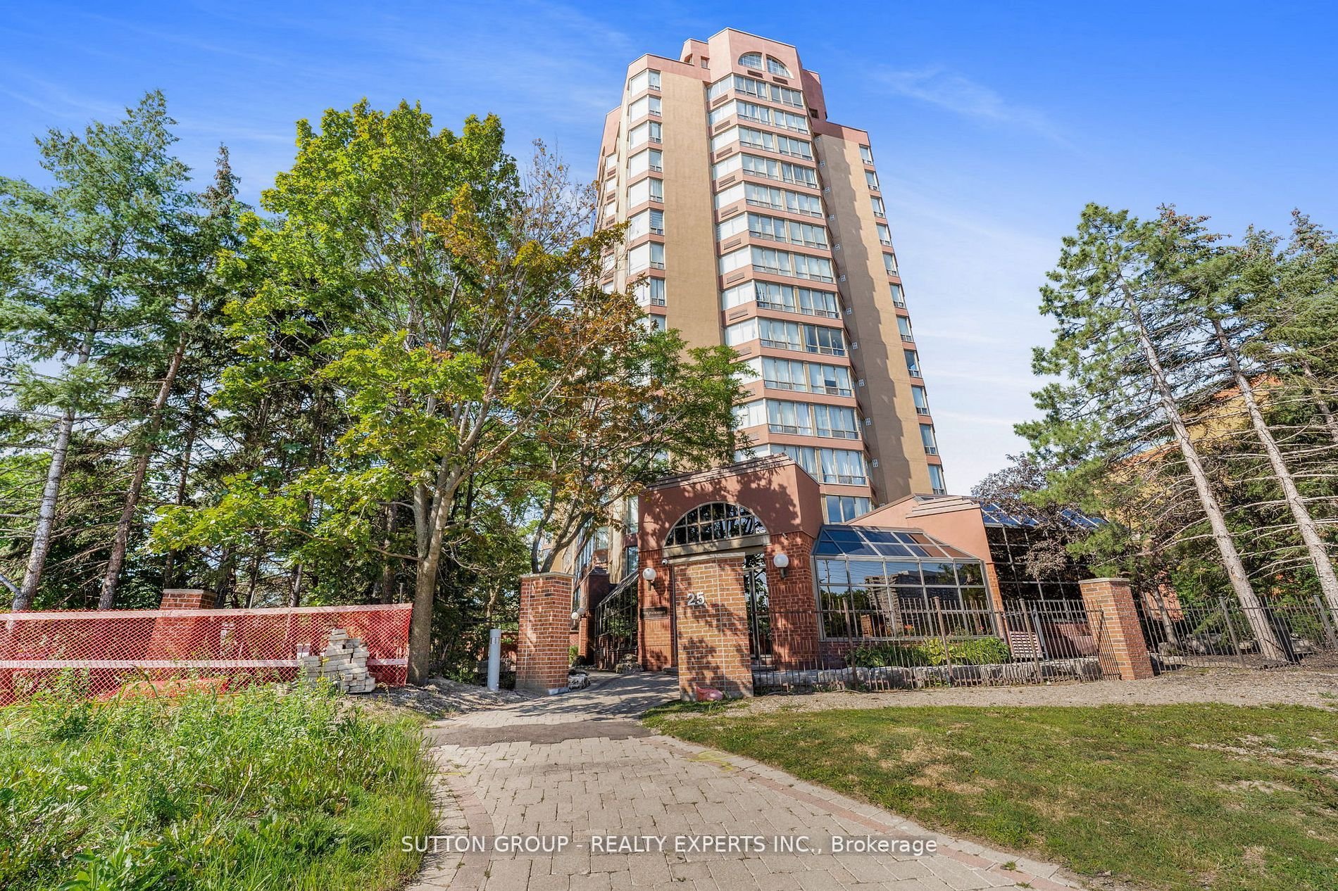 25 Fairview Rd W, #Lph8