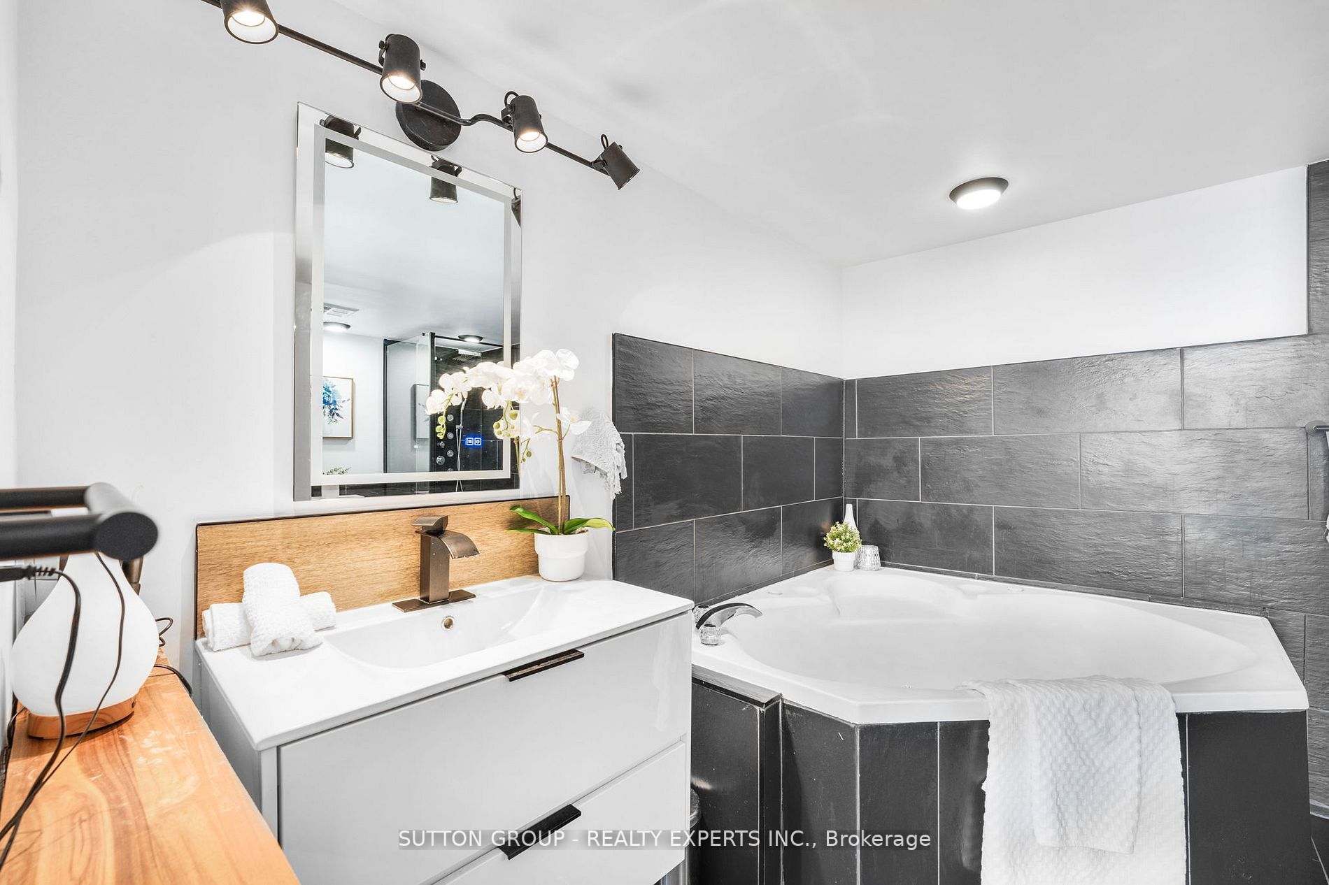 25 Fairview Rd W, #Lph8