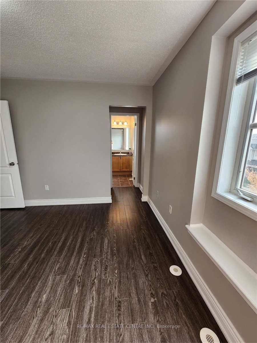 950 Burgess Gdns