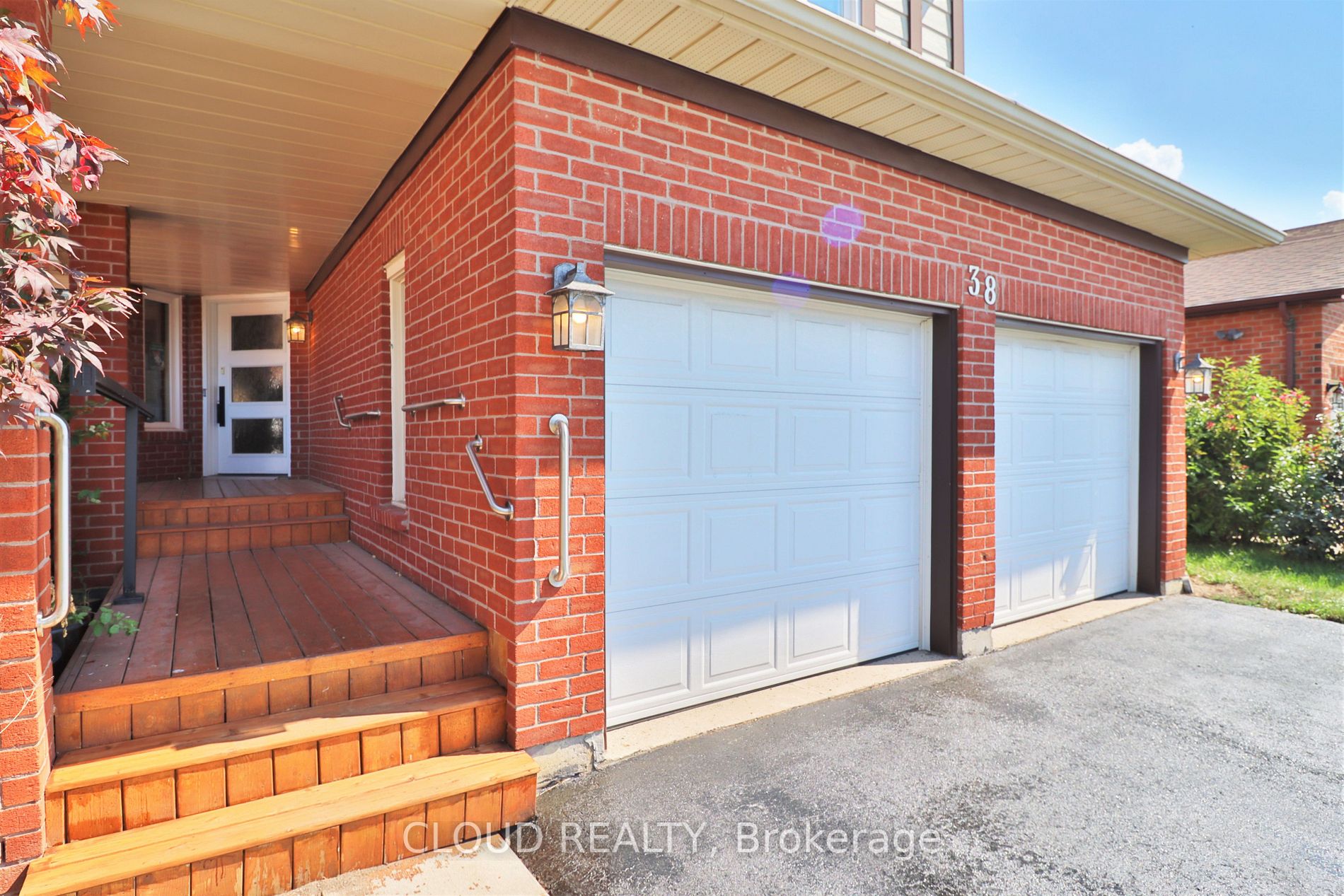 38 Lord Simcoe Dr