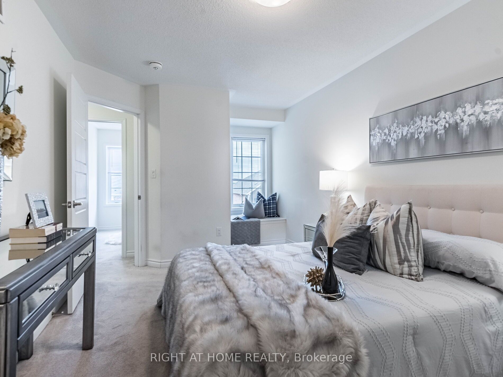 689 Laking Terrace