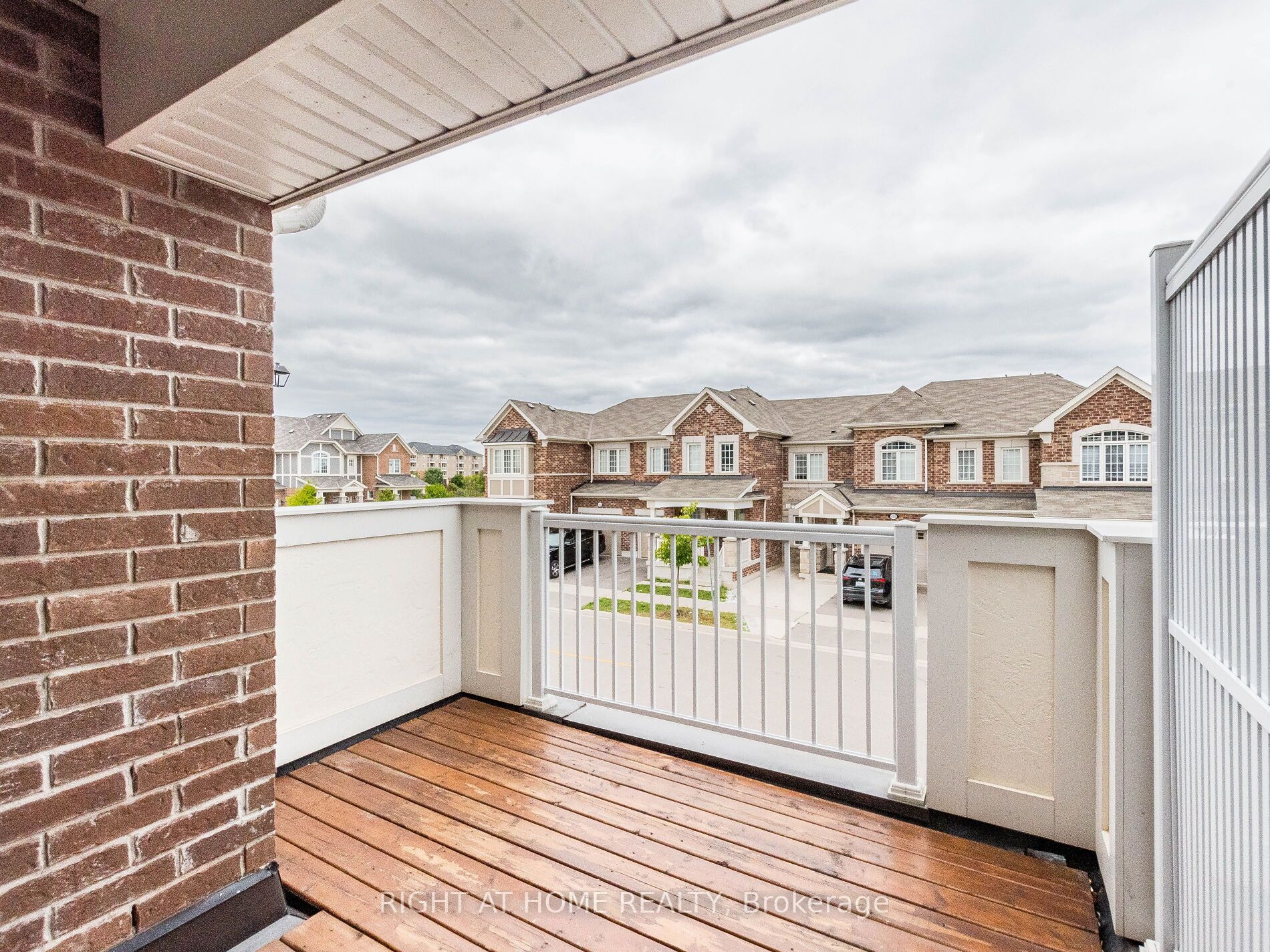 689 Laking Terrace