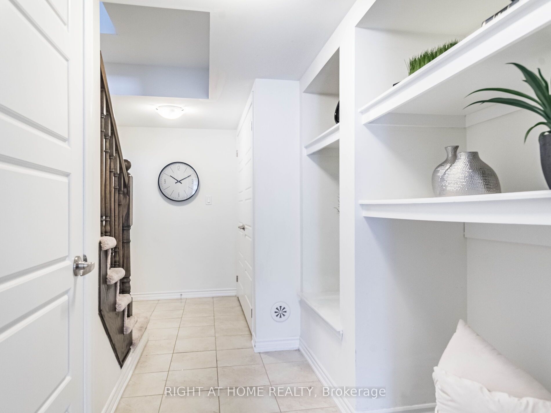689 Laking Terrace