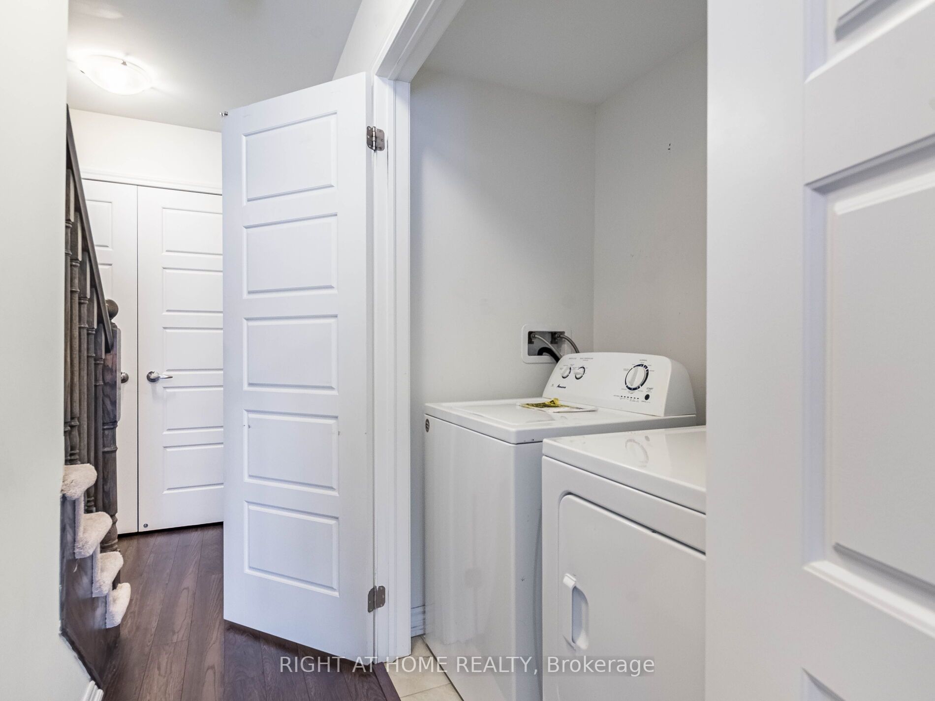 689 Laking Terrace