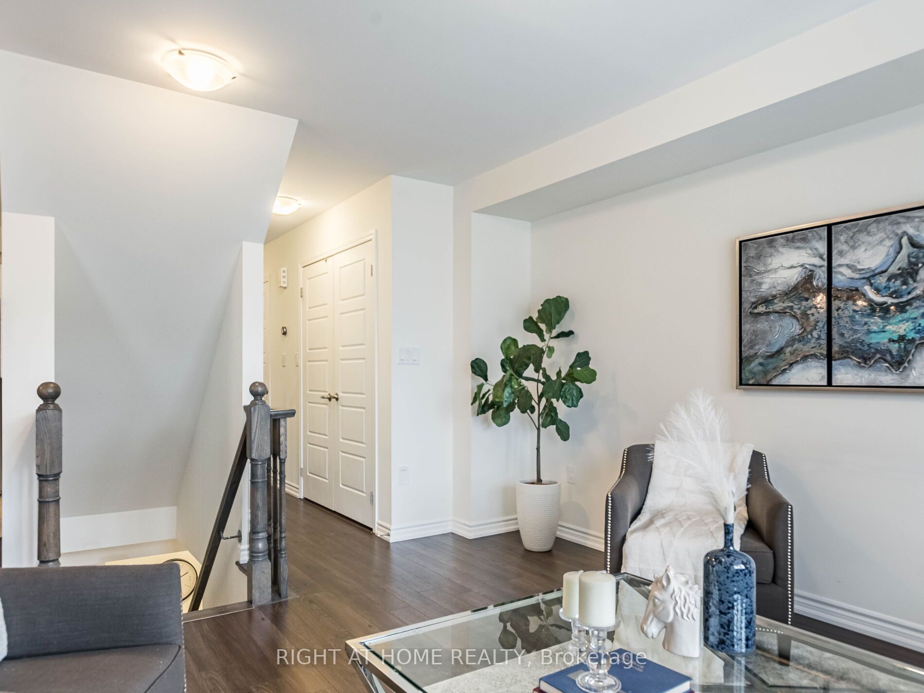 689 Laking Terrace