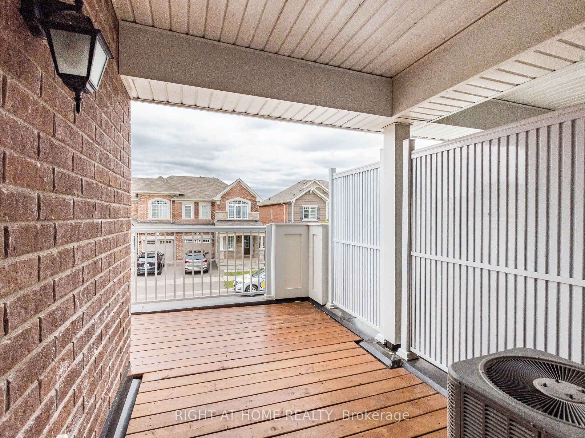 689 Laking Terrace