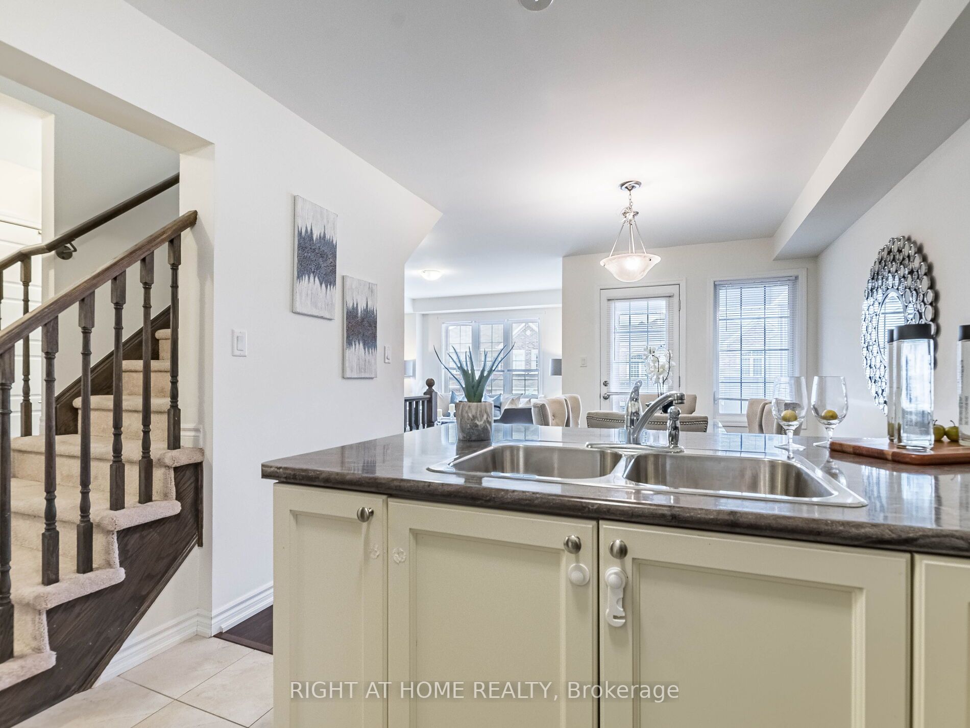 689 Laking Terrace