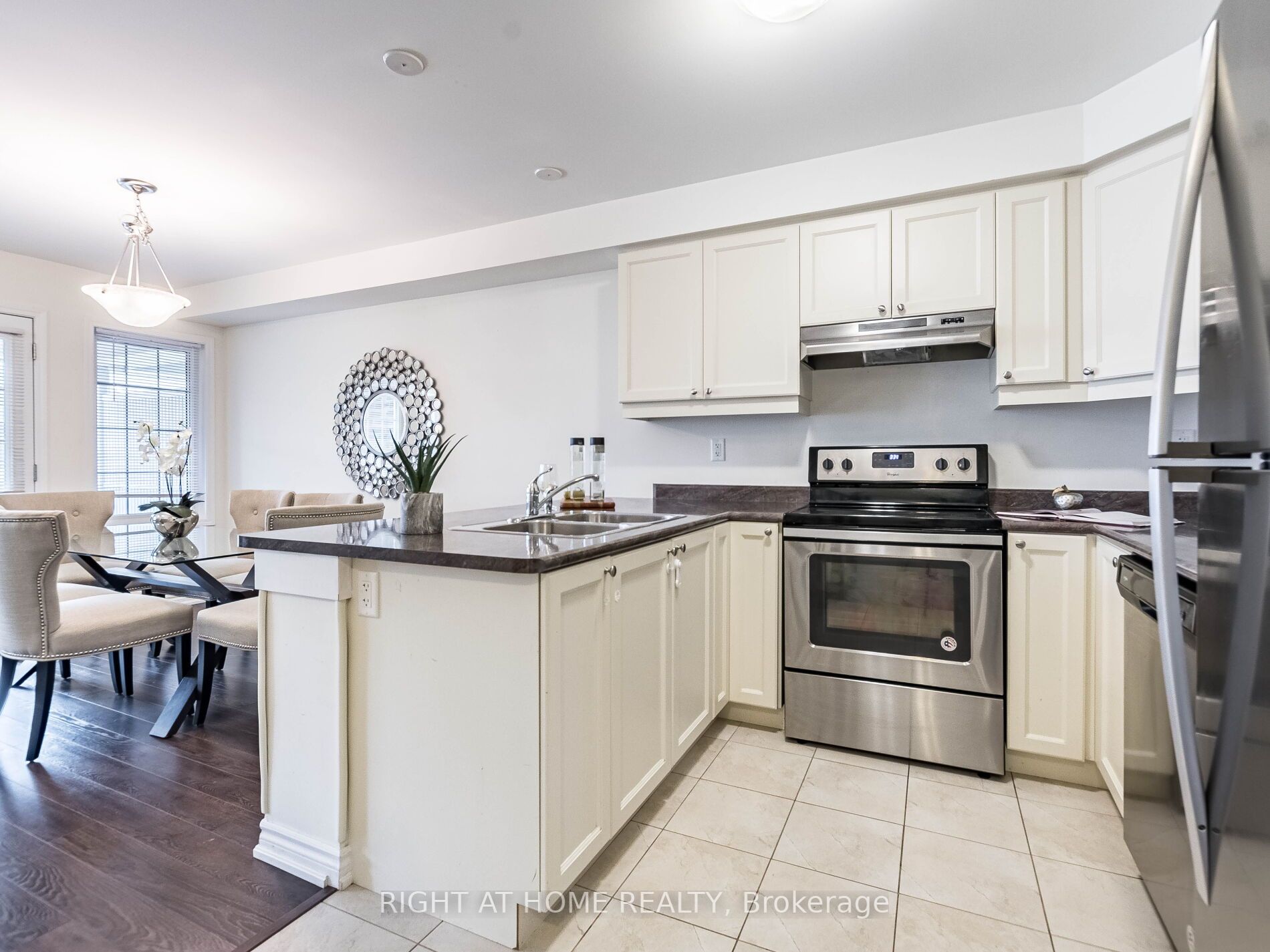 689 Laking Terrace
