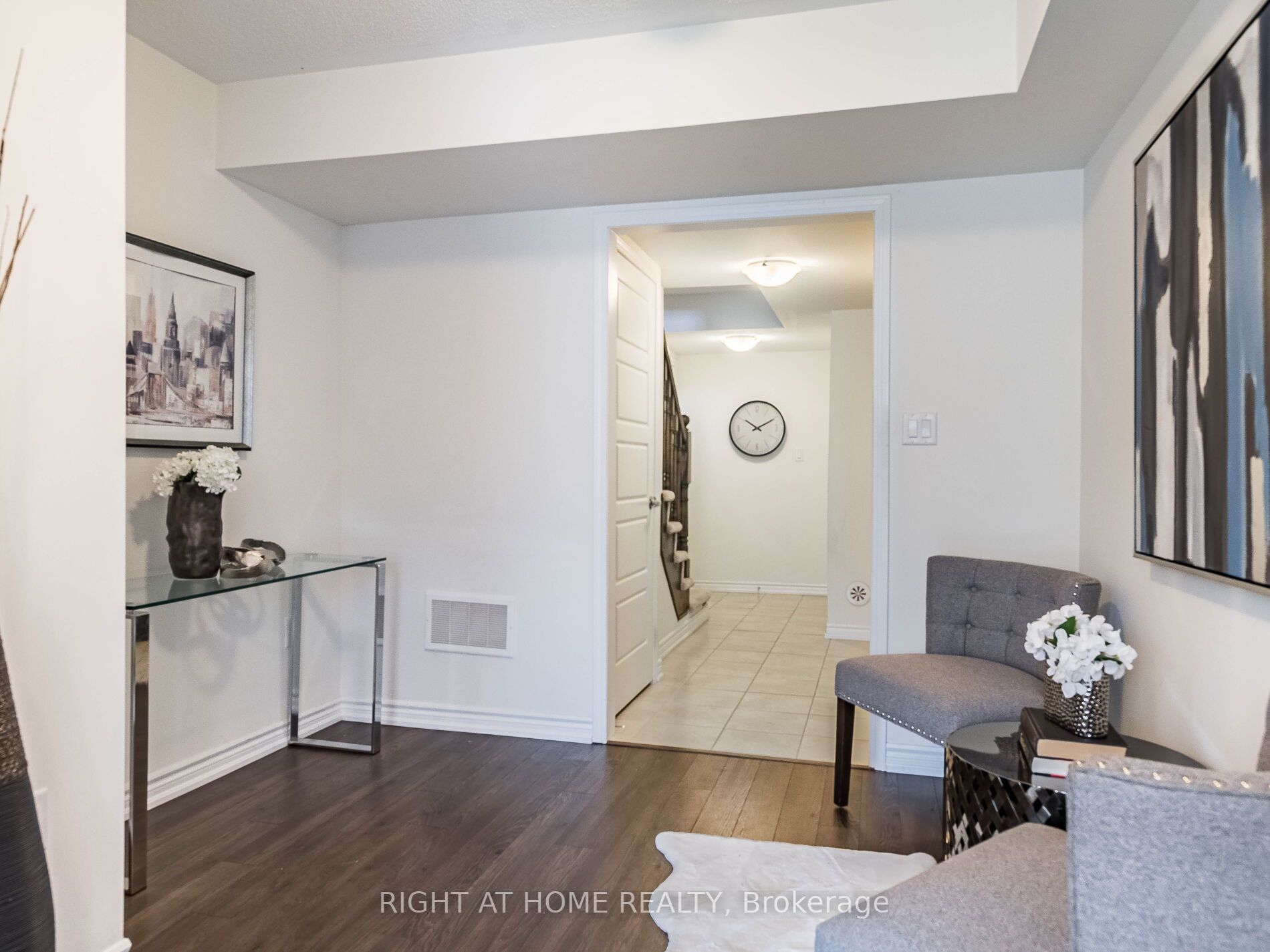 689 Laking Terrace