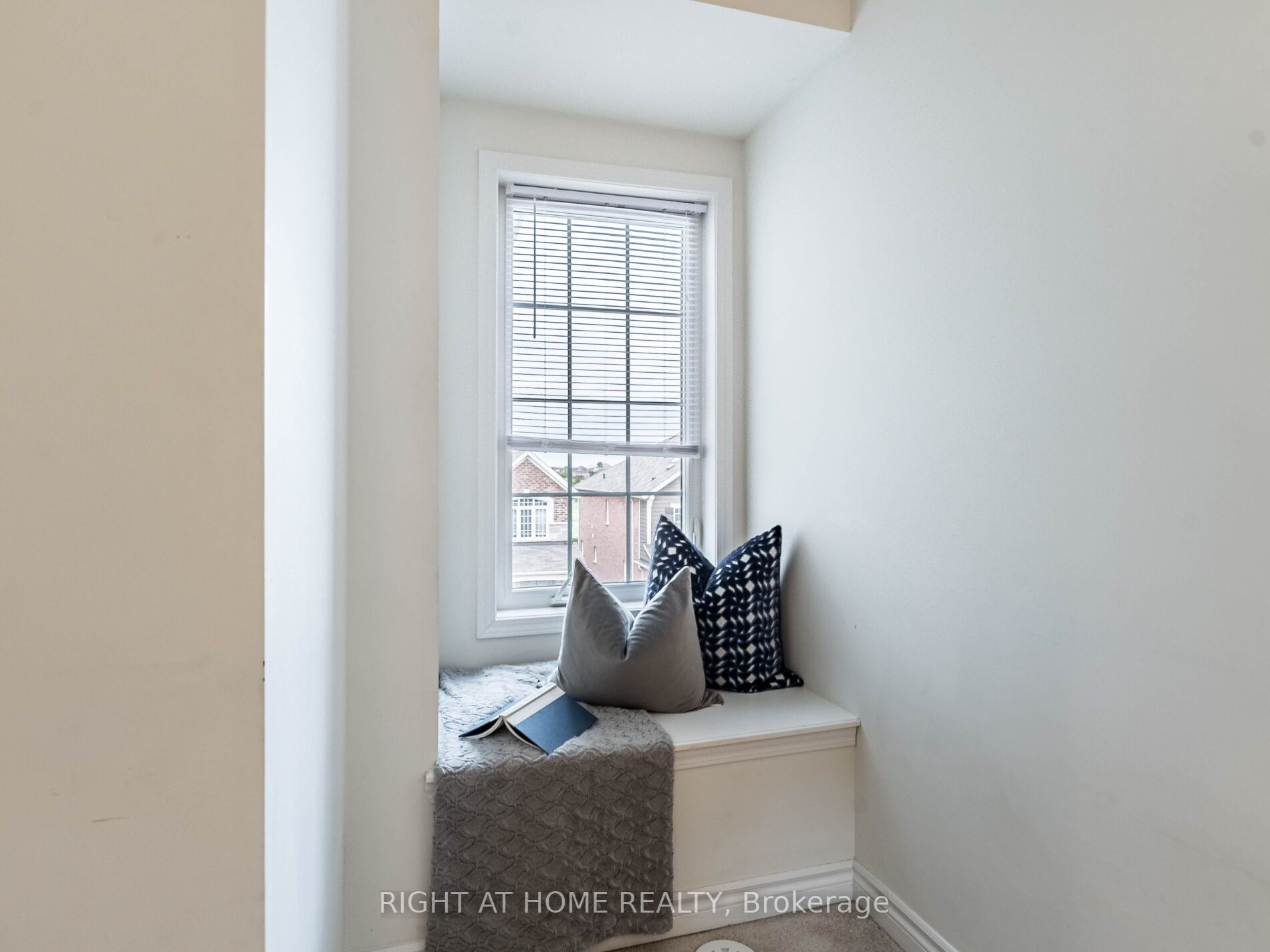 689 Laking Terrace