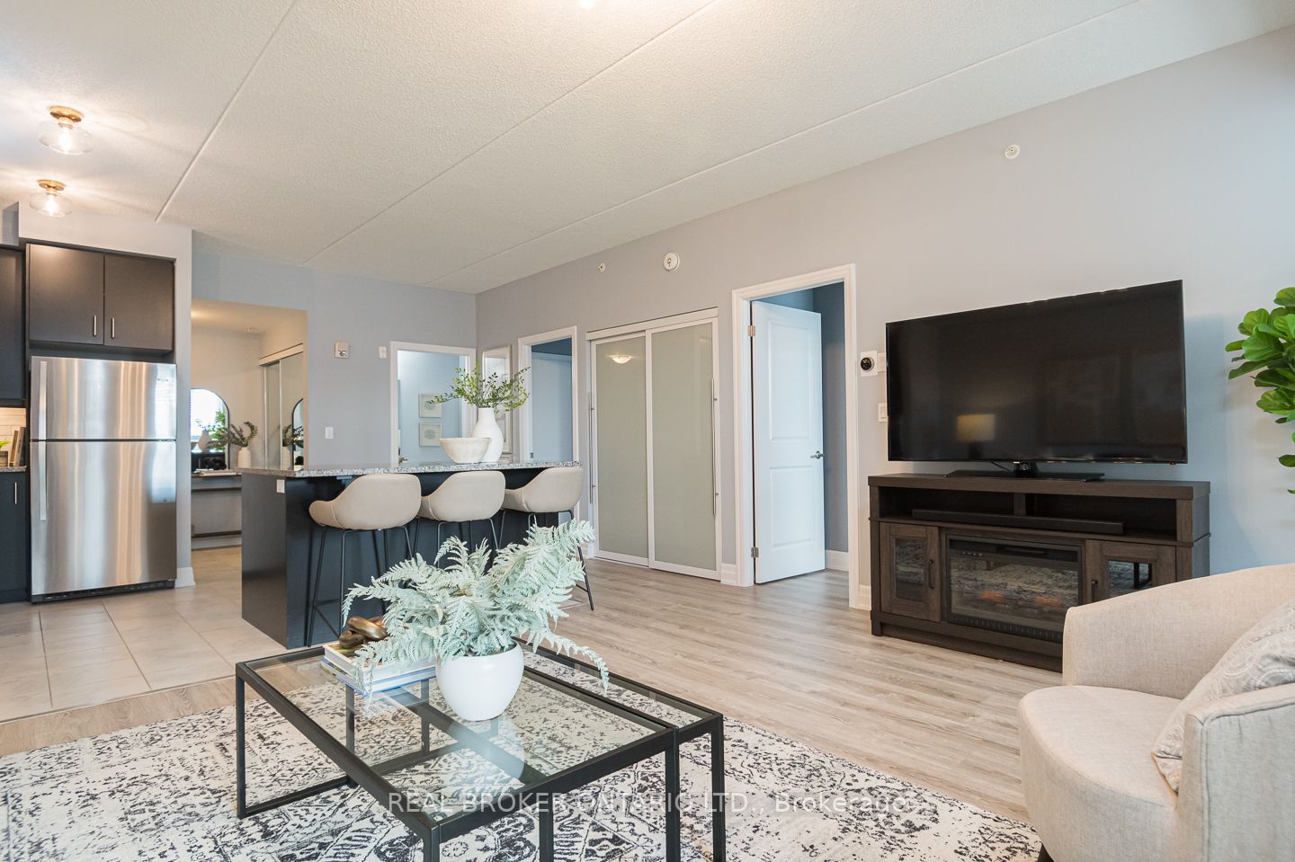 620 Sauve St, #302
