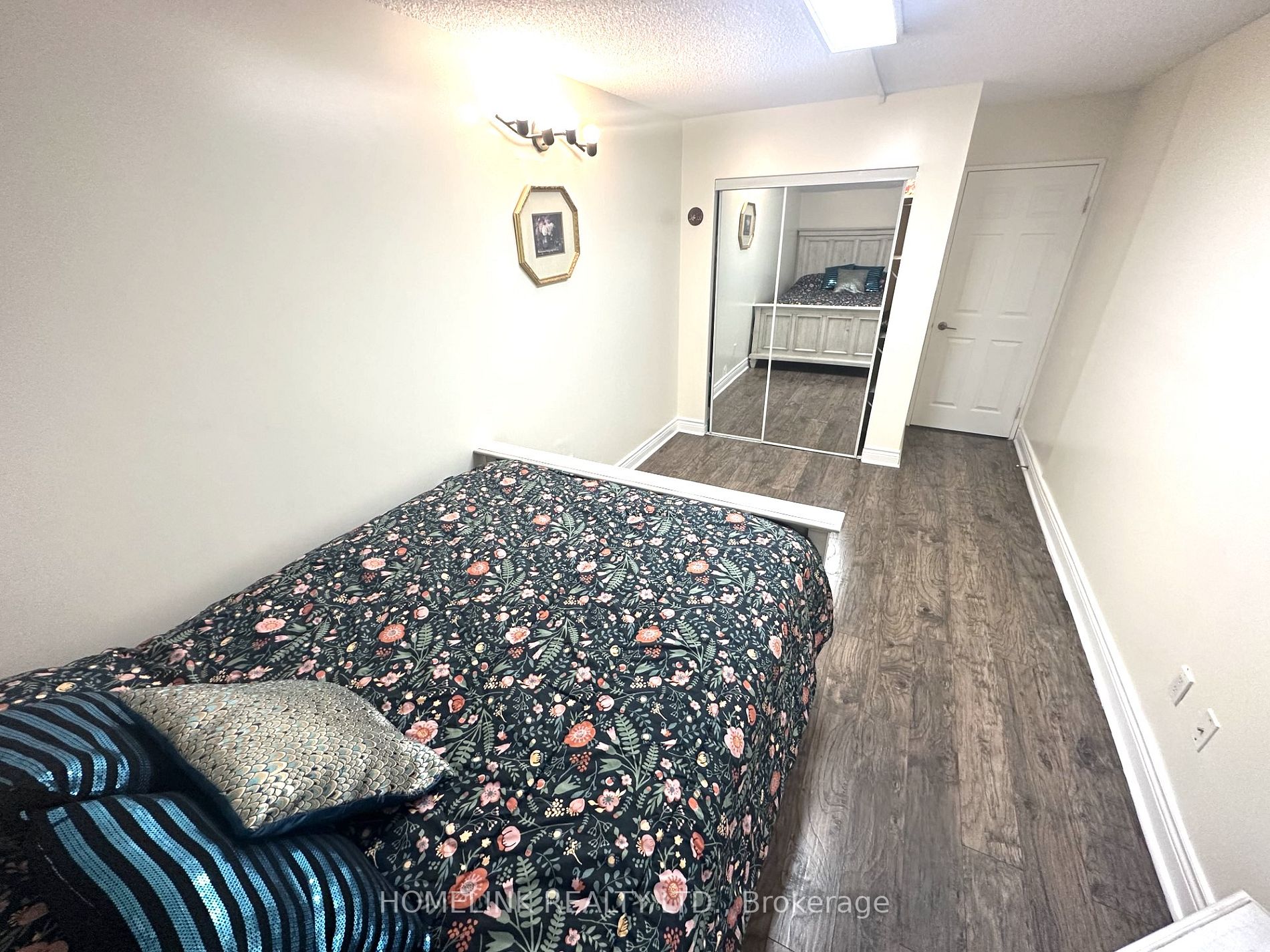 75 King St E, #201