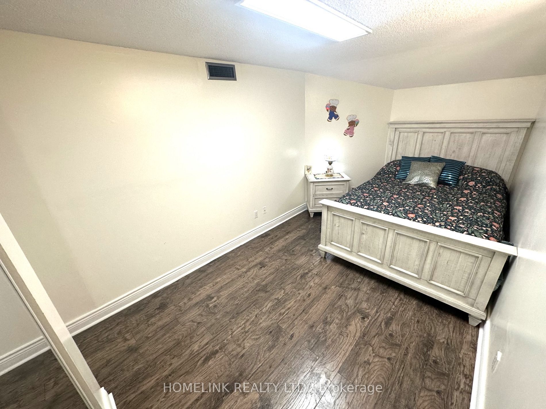 75 King St E, #201