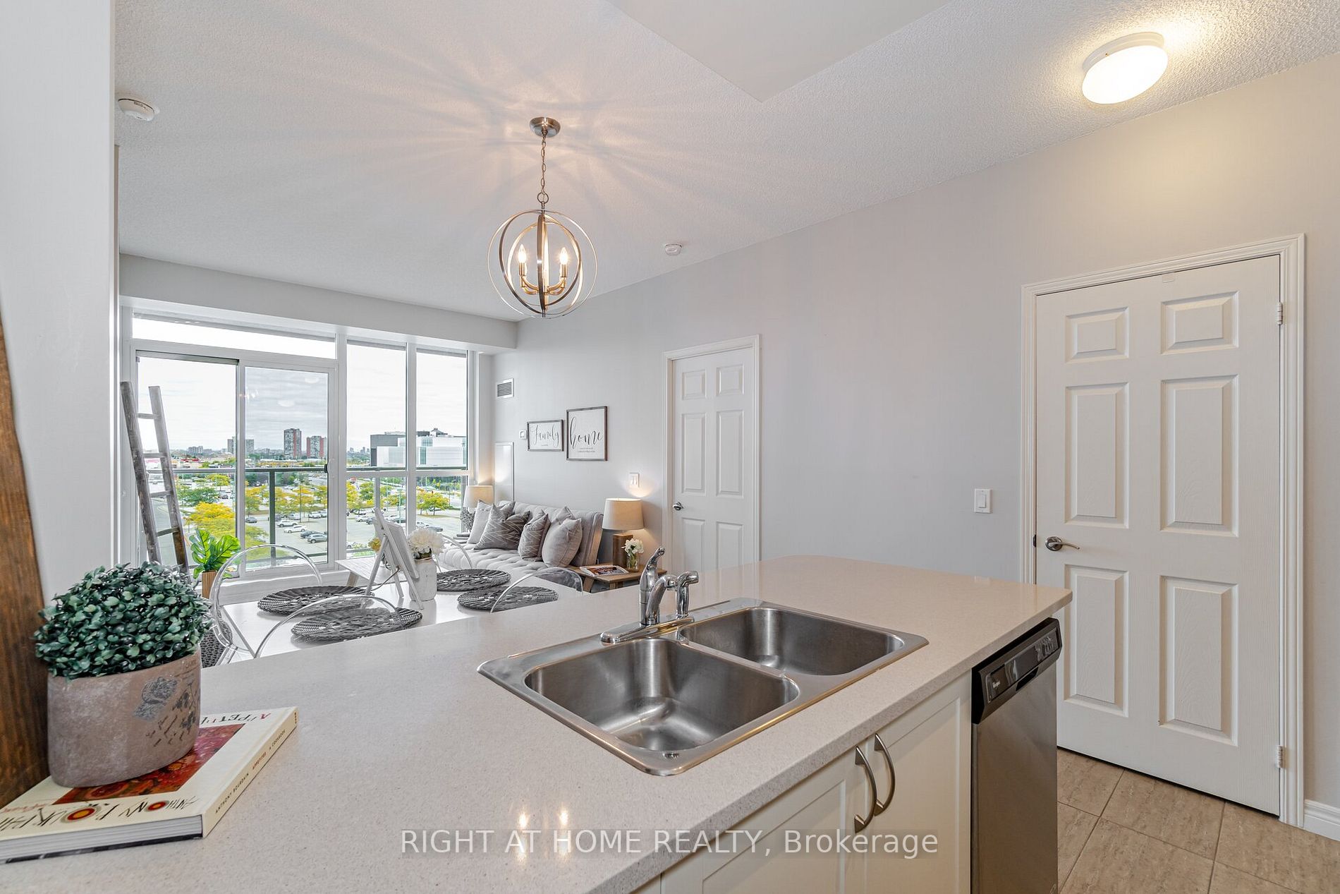 339 Rathburn Rd W, #717