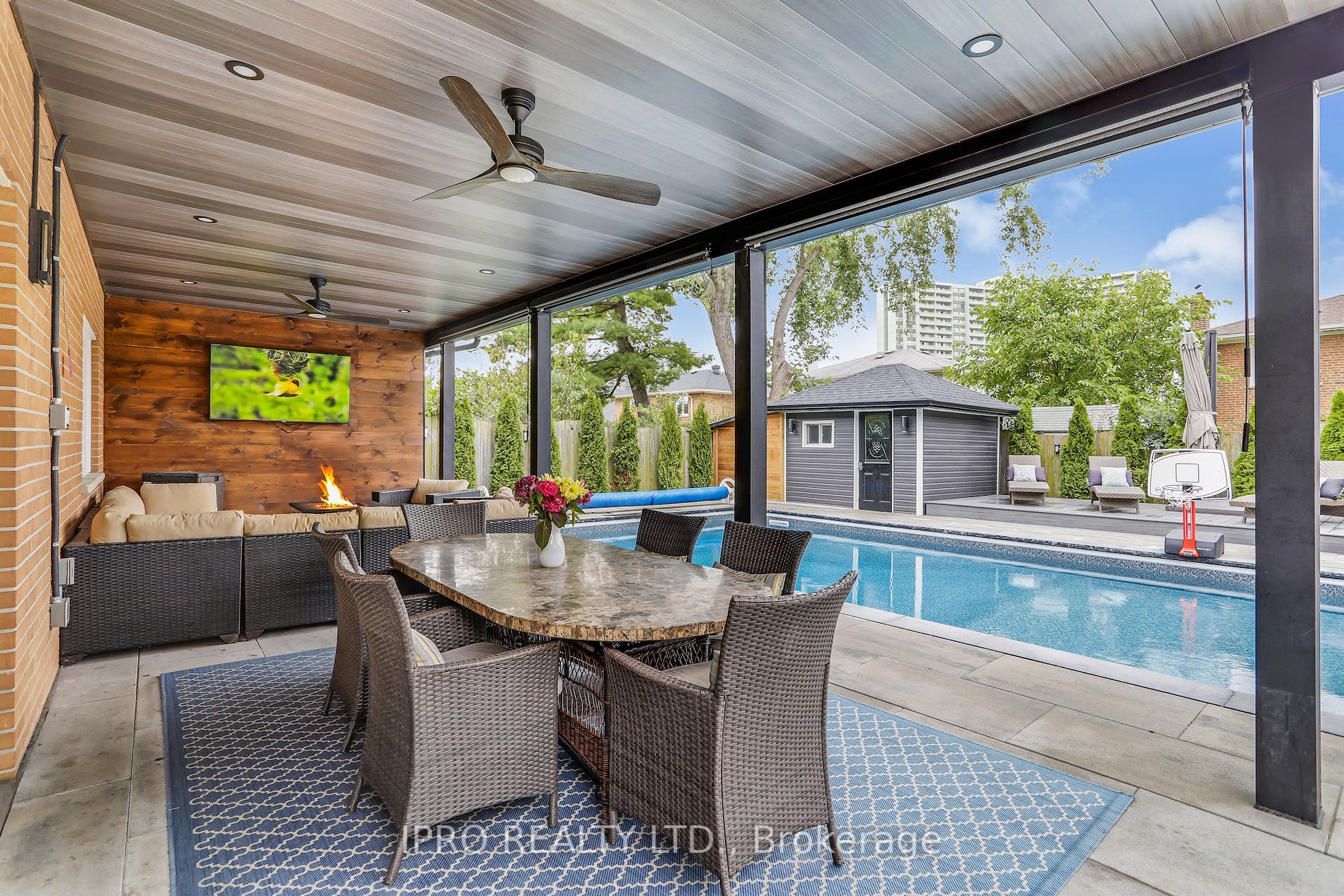 3484 Riverspray Cres