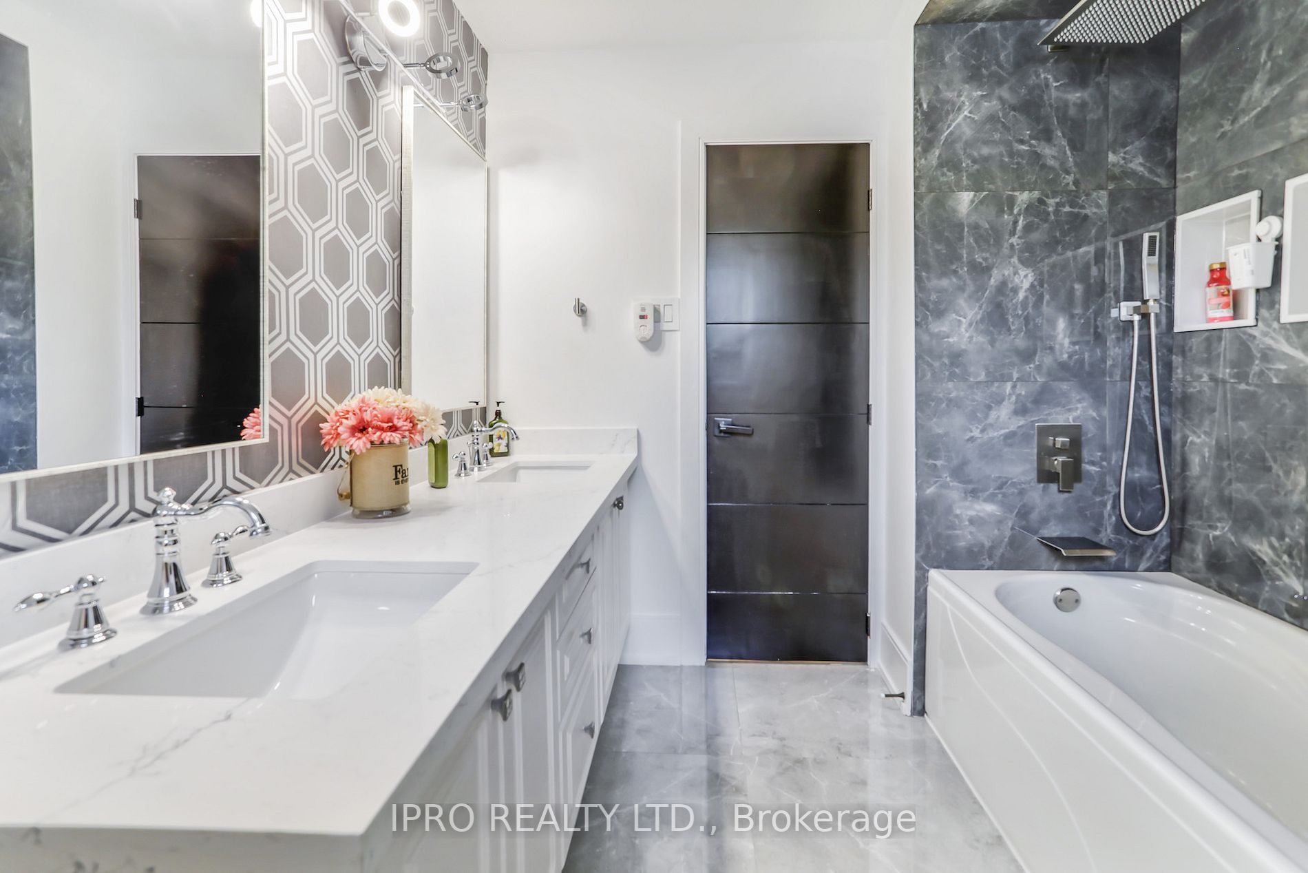 3484 Riverspray Cres
