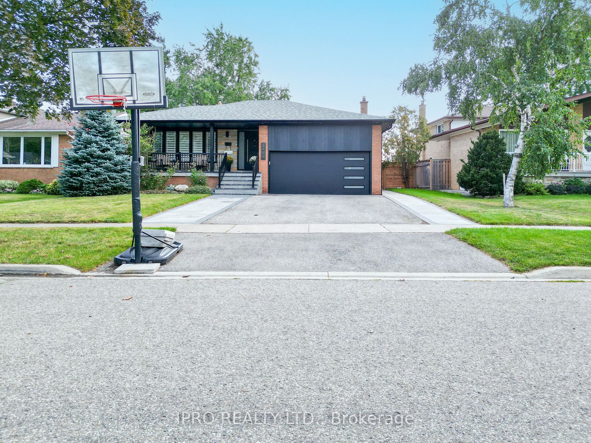 3484 Riverspray Cres