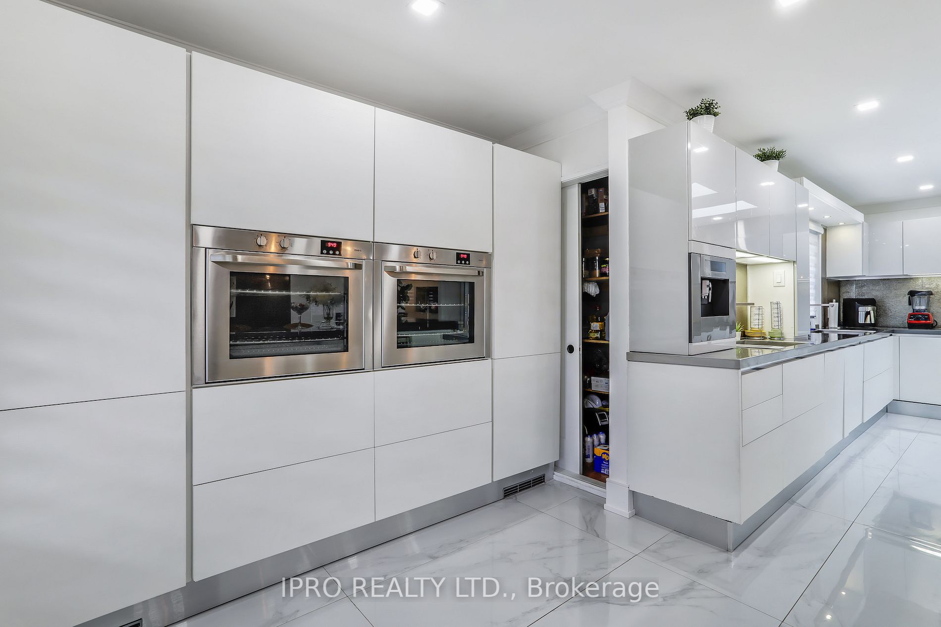 3484 Riverspray Cres