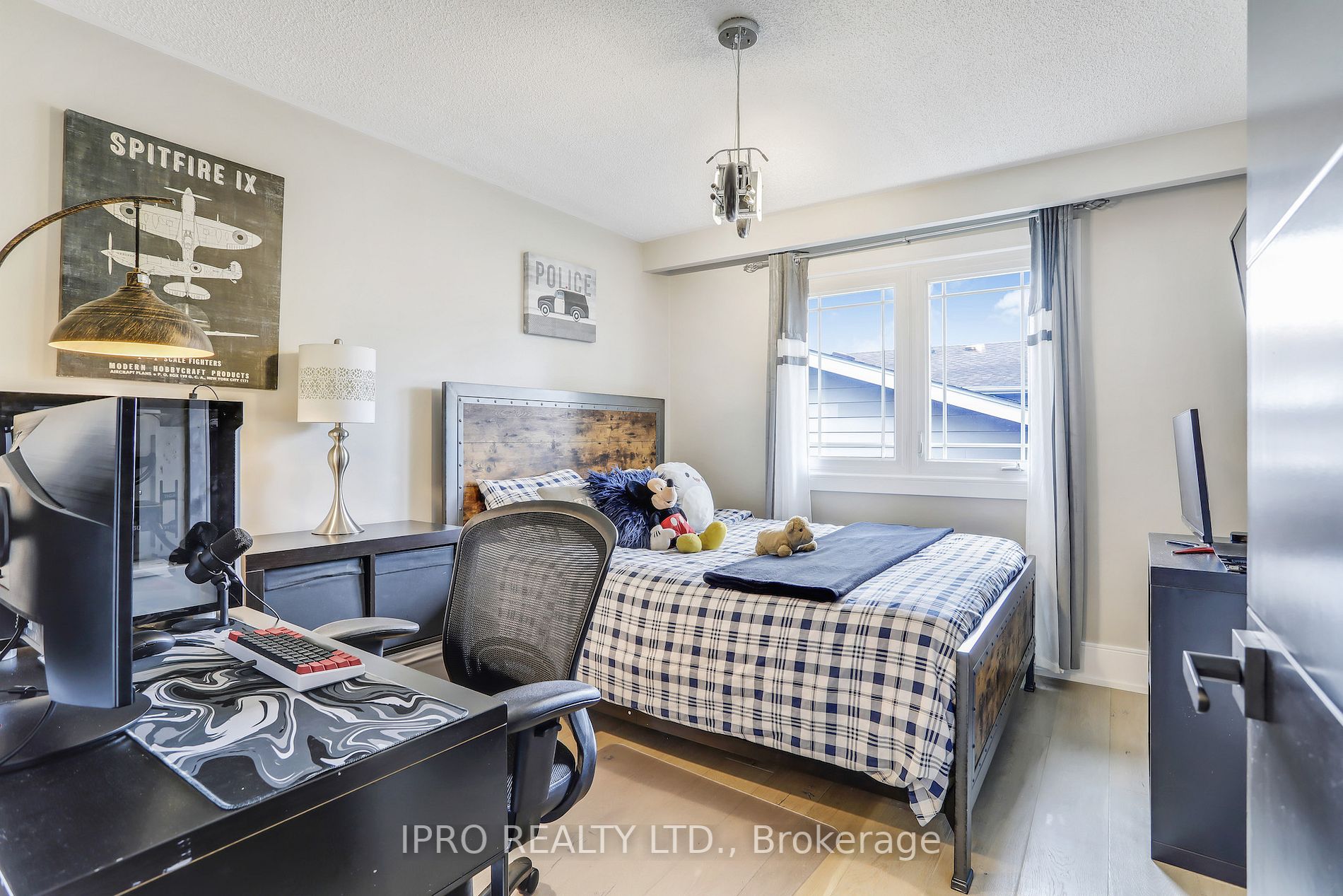 3484 Riverspray Cres