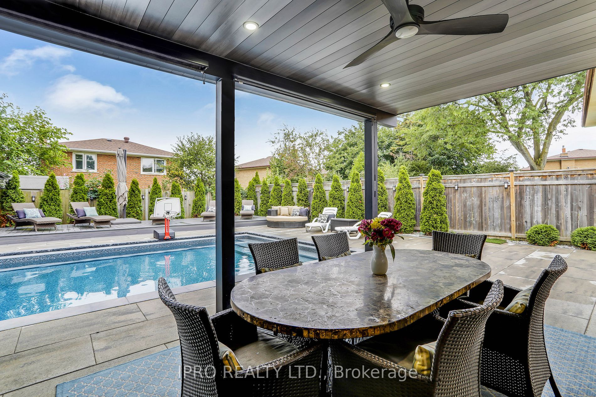 3484 Riverspray Cres